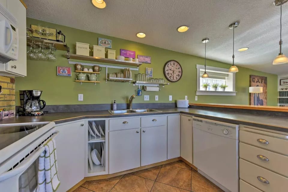 Coffee/tea maker, fridge, microwave, stovetop