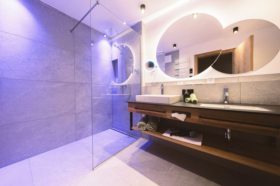 Suite (Garten-Liebe) | Bathroom | Shower, rainfall showerhead, free toiletries, hair dryer