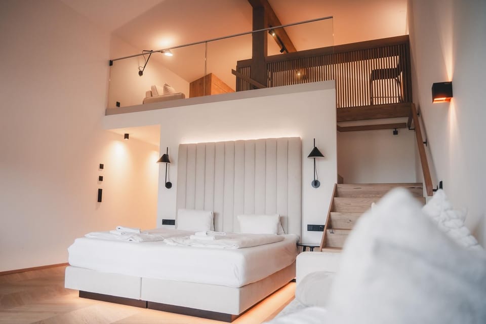 Suite (Garten-Zeit) | Hypo-allergenic bedding, in-room safe, desk, laptop workspace