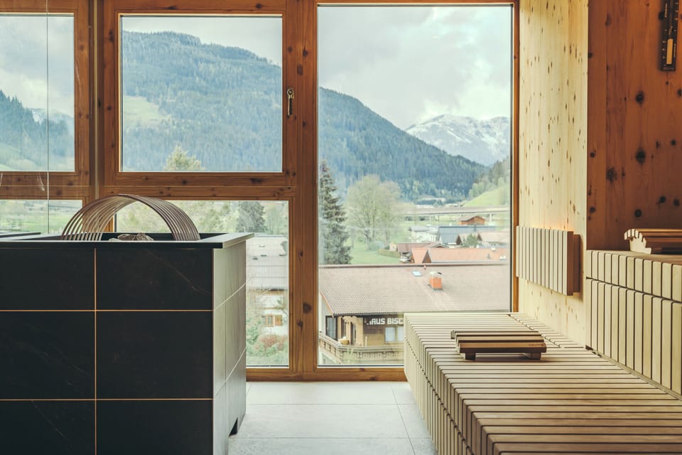 Sauna, hot tub, steam room, body treatments, hydrotherapy, aromatherapy