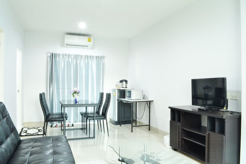 Superior Suite | Living area | 32-inch LCD TV with cable channels, TV