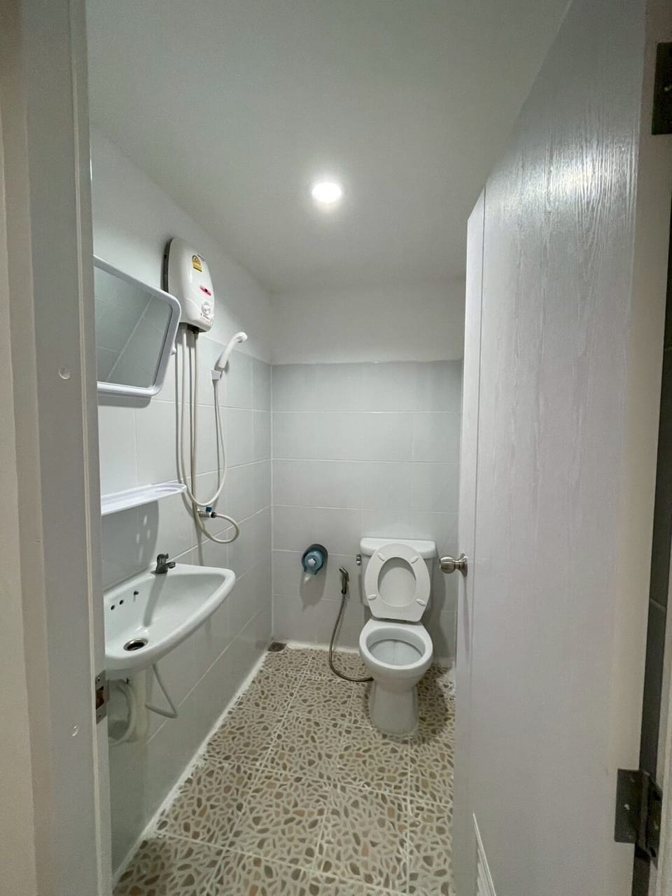 Superior Double Room | Bathroom | Shower, free toiletries, towels