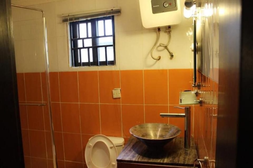 Combined shower/tub, rainfall showerhead, free toiletries, towels