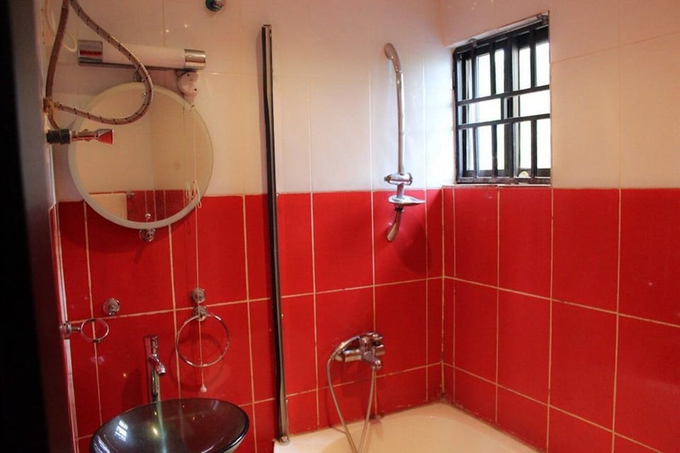 Combined shower/tub, rainfall showerhead, free toiletries, towels
