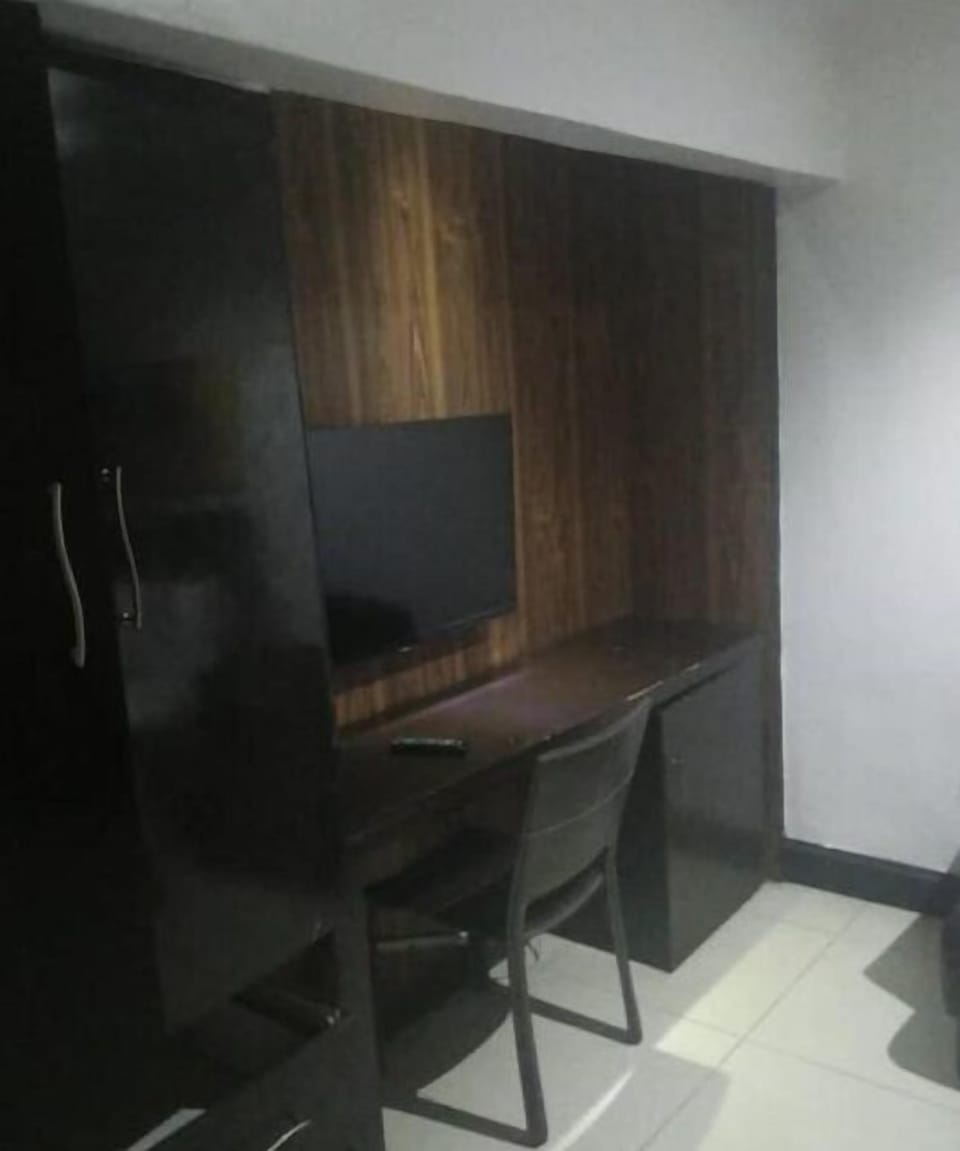32-inch flat-screen TV with cable channels, TV