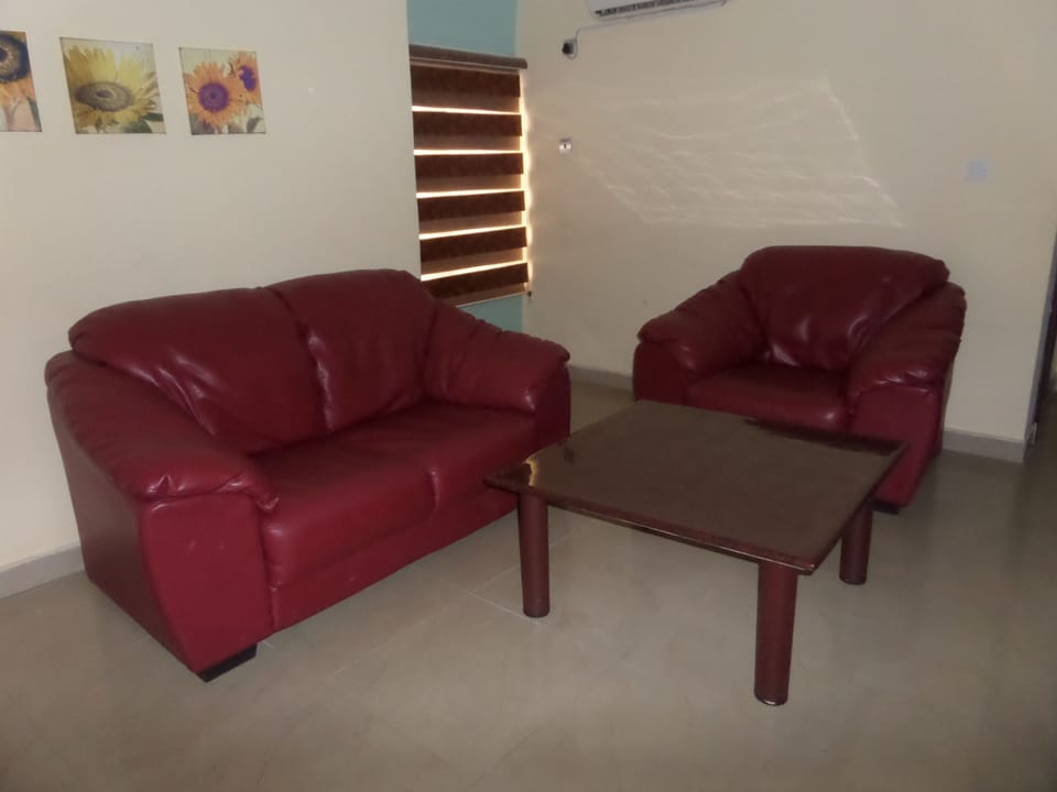 Classic Room, 1 King Bed | Living area