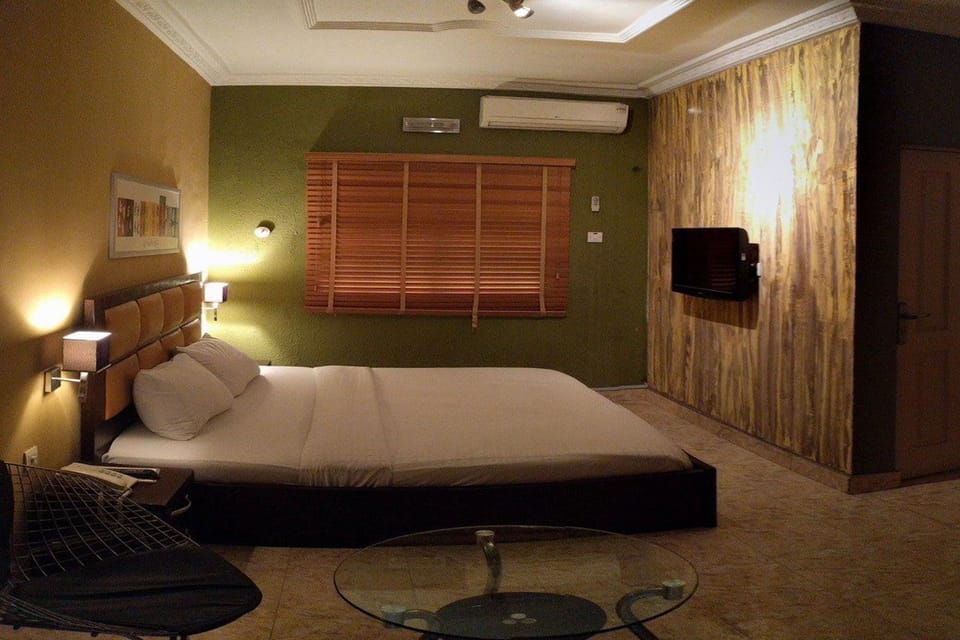 Deluxe Room | In-room safe