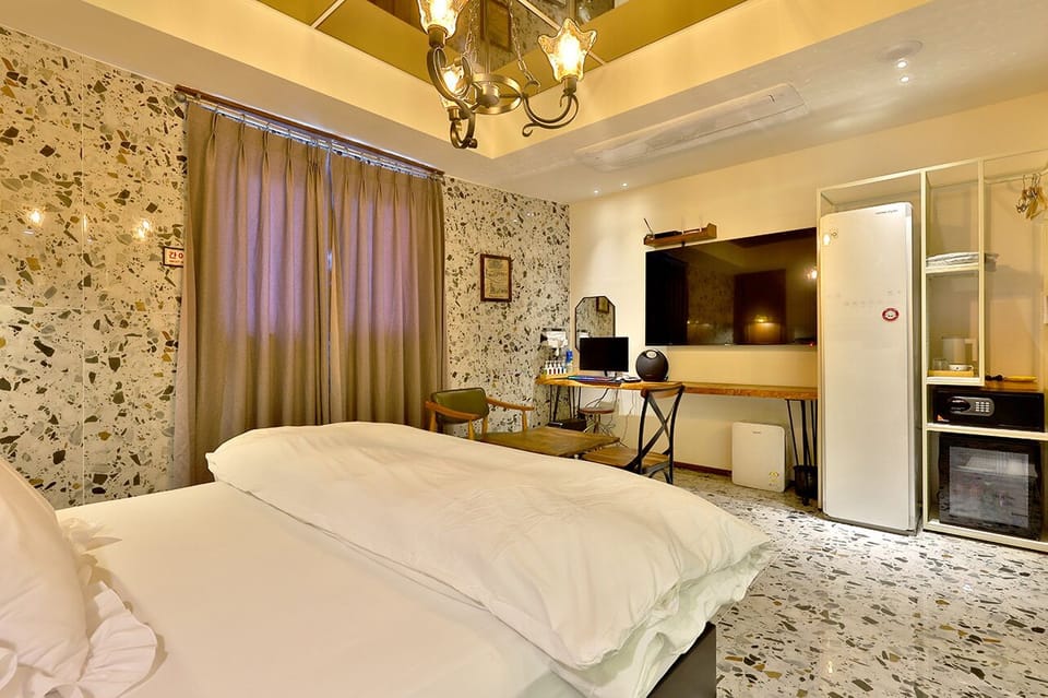 Deluxe Double Room (No Breakfast provided from Saturday to Monday) | WiFi (free), individually decorated, individually furnished, bed sheets