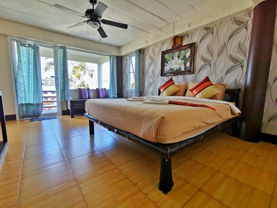 Deluxe Room | Desk, free WiFi