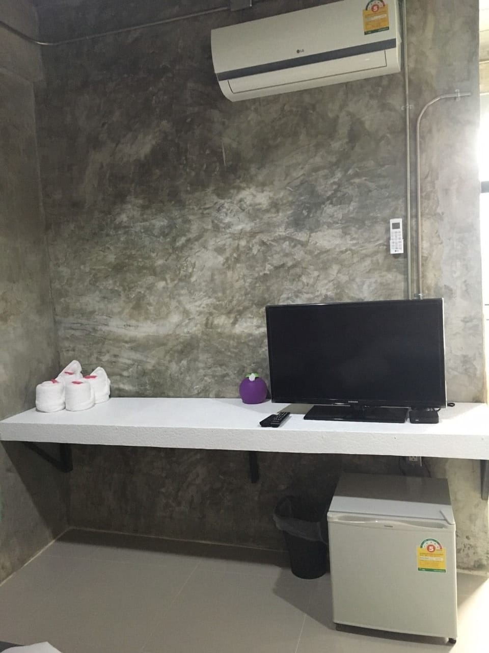 Desk, free WiFi