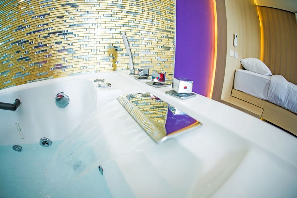 Romantic Suite, 1 King Bed, Non Smoking, Jetted Tub | Jetted tub