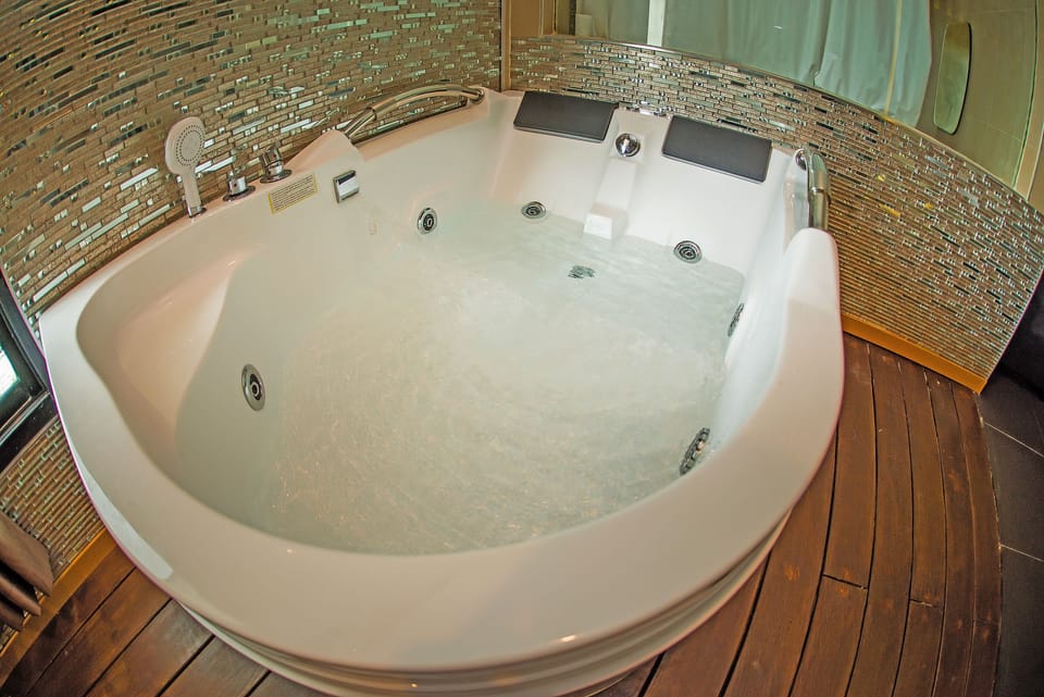 Exclusive Suite, 1 King Bed, Non Smoking, Jetted Tub | Jetted tub