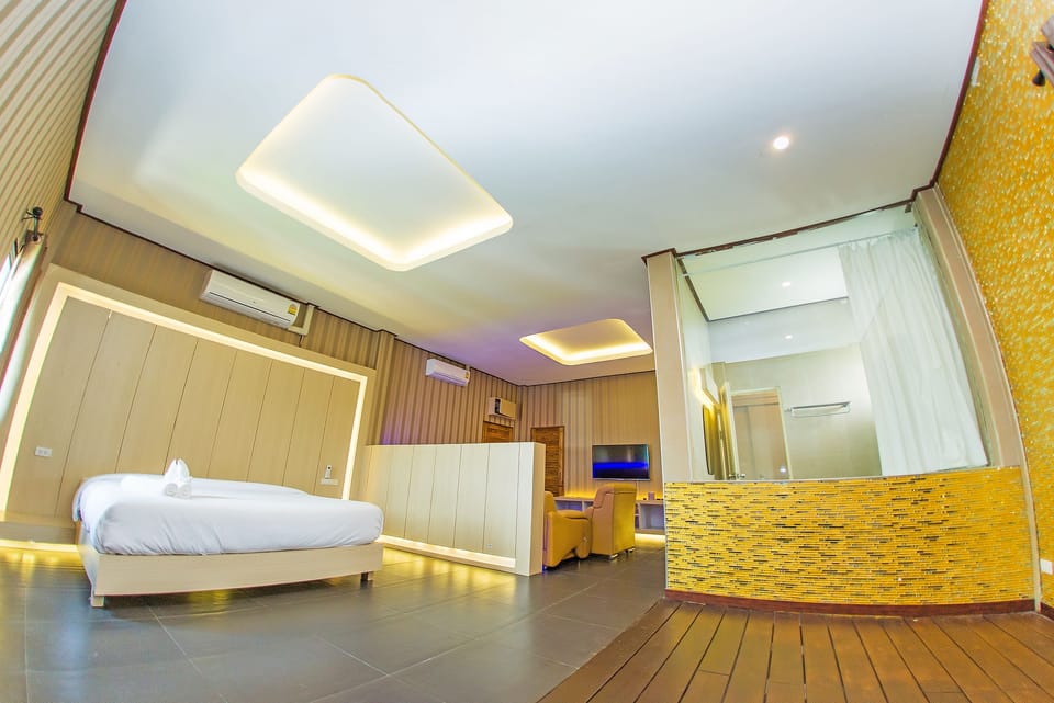 Exclusive Suite, 1 King Bed, Non Smoking, Jetted Tub | Living area | 32-inch flat-screen TV with digital channels, TV