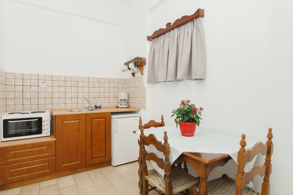 Standard Studio | Private kitchenette | Fridge, microwave, stovetop, coffee/tea maker