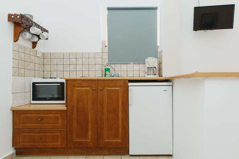 Standard Studio | Private kitchenette | Fridge, microwave, stovetop, coffee/tea maker