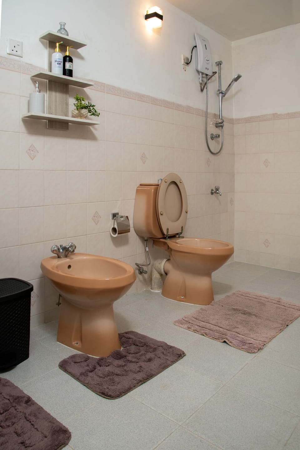 Deluxe Triple Room | Bathroom | Shower, free toiletries, bidet, towels