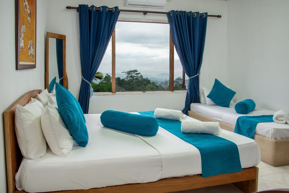 Deluxe Triple Room | Desk, laptop workspace, free WiFi, bed sheets