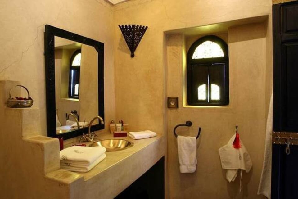 Suit Yacout | Bathroom | Free toiletries, hair dryer, bathrobes, towels