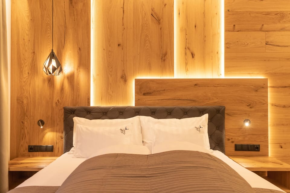 Walzl Suite | Hypo-allergenic bedding, in-room safe, individually decorated, desk