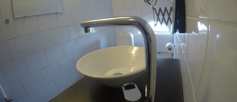 Bathroom sink