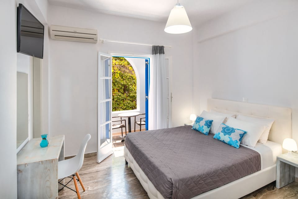 Economy Double Room | In-room safe, desk, iron/ironing board, free WiFi