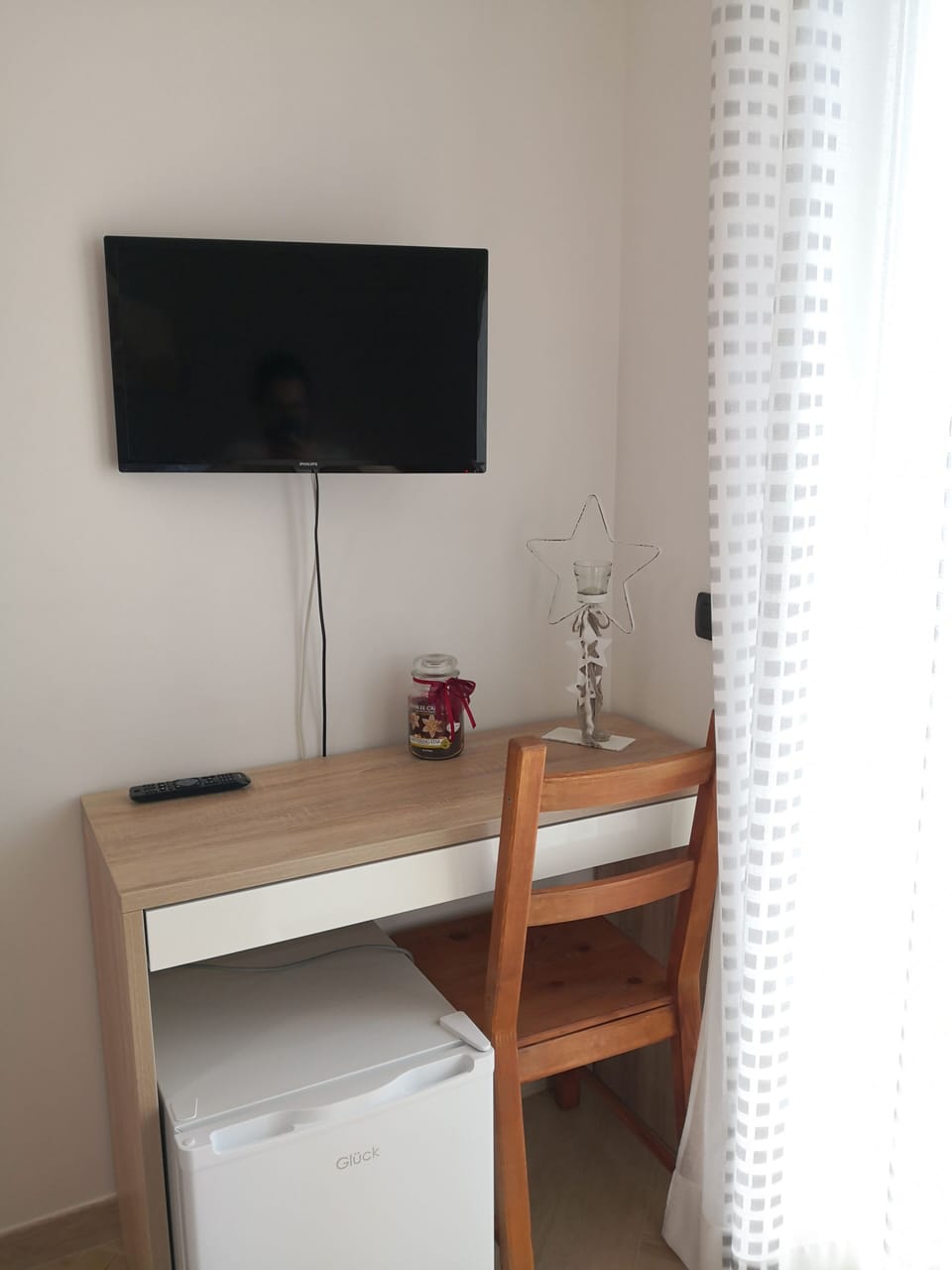 Desk, cribs (free), WiFi (free), bed sheets