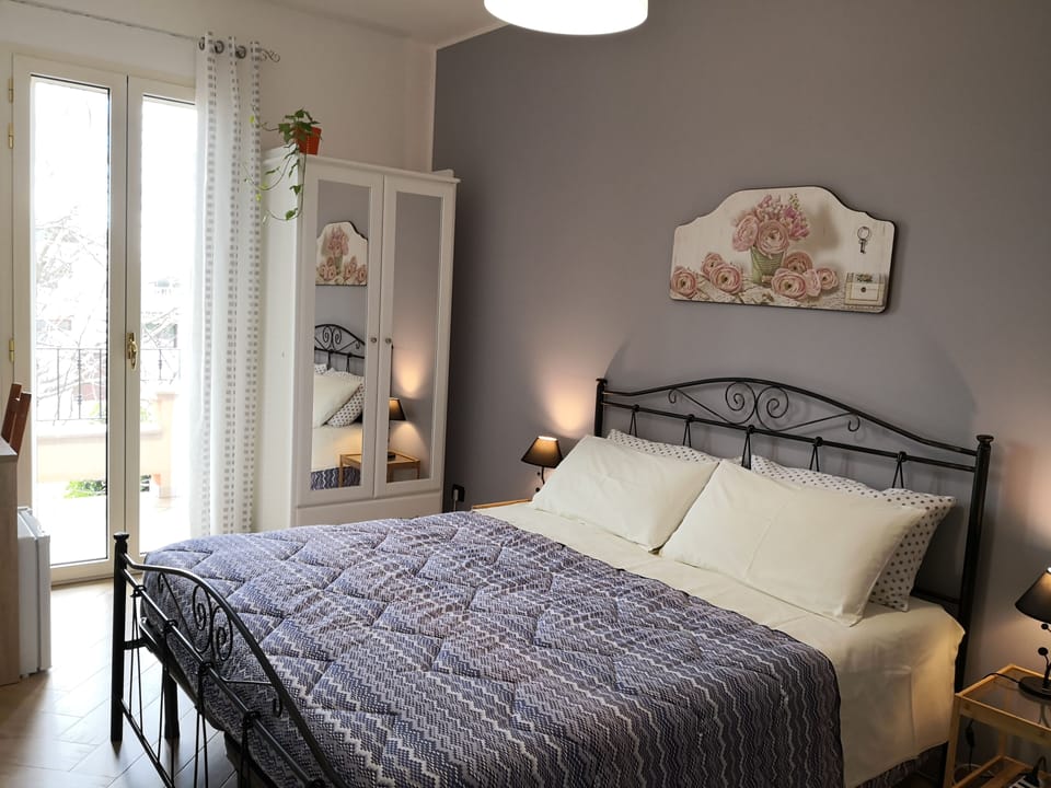 Desk, cribs (free), WiFi (free), bed sheets