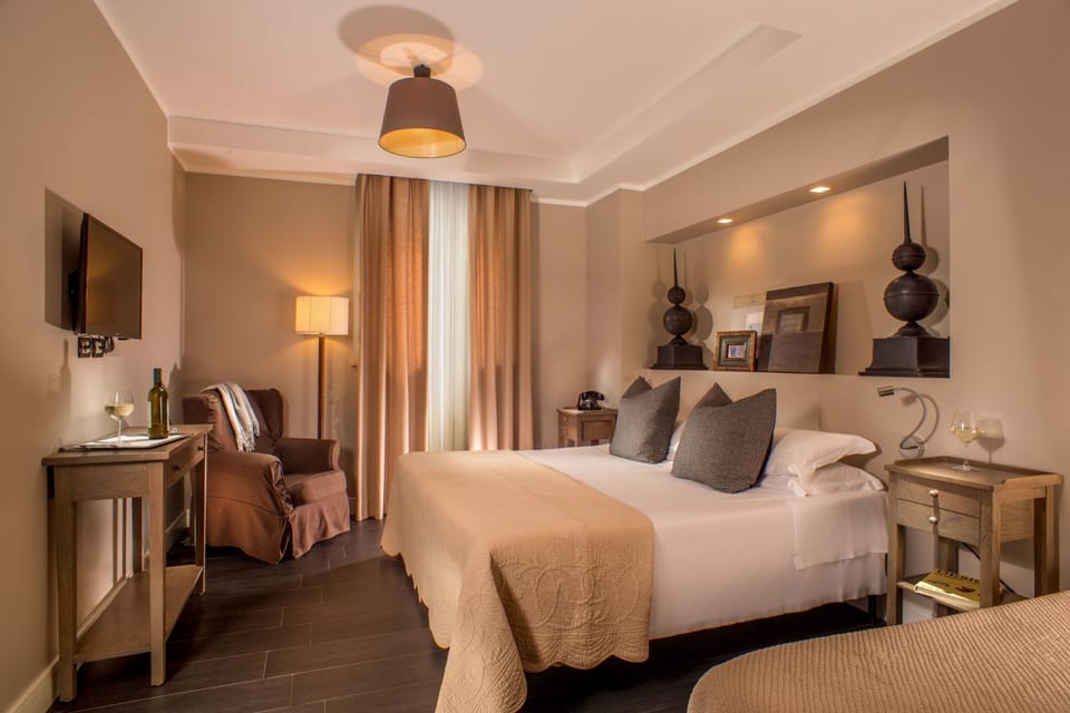 Triple Room | Minibar, in-room safe, desk, blackout drapes