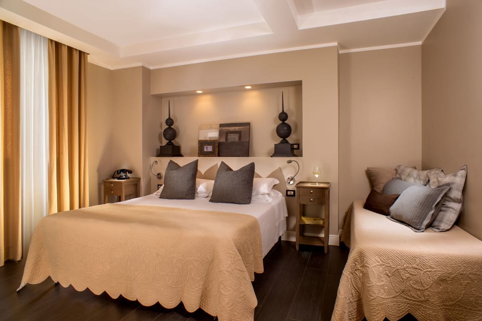 Triple Room | Minibar, in-room safe, desk, blackout drapes