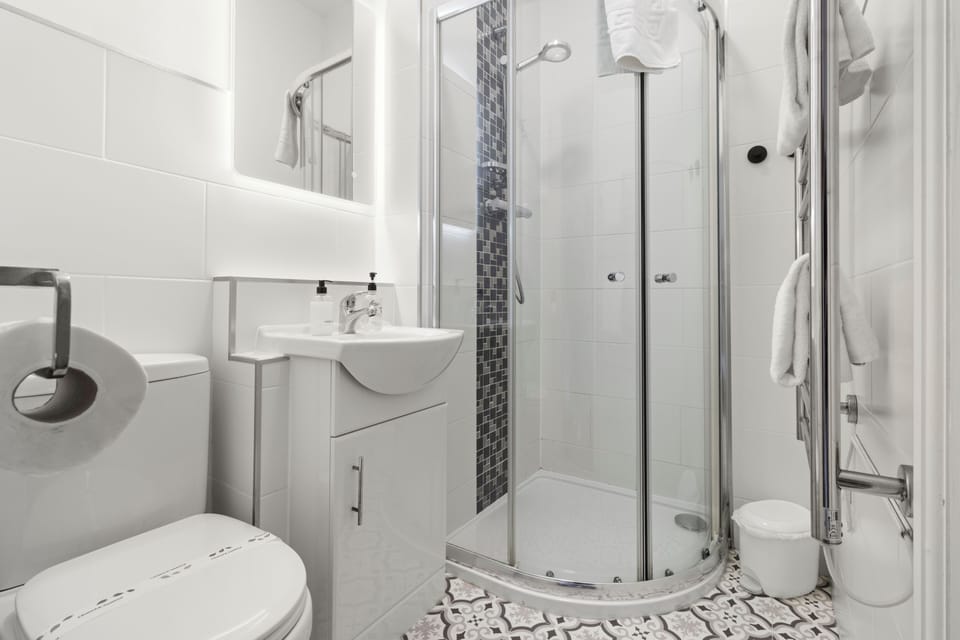 Double Room | Bathroom | Shower, free toiletries, hair dryer, towels