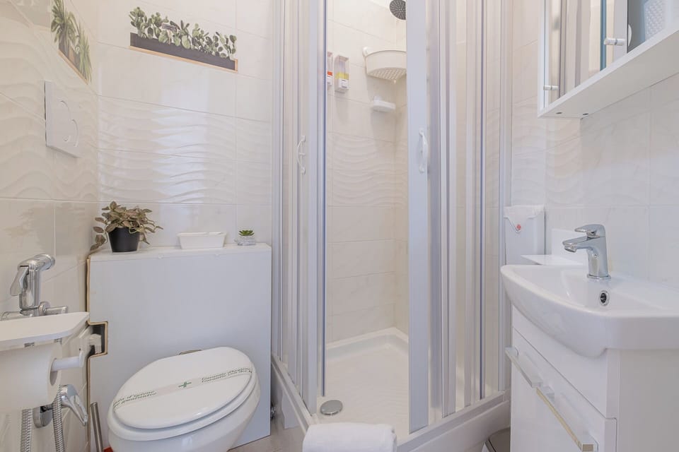 Double Room | Bathroom | Shower, free toiletries, hair dryer, towels