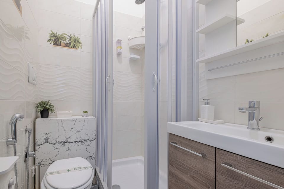 Quadruple Room | Bathroom | Shower, free toiletries, hair dryer, towels