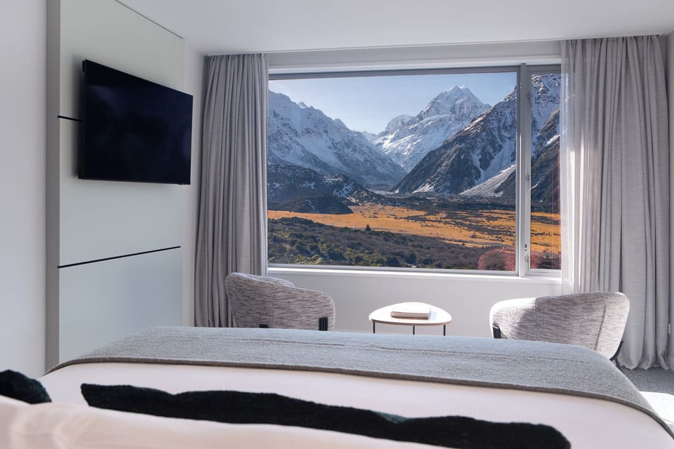 Premier Room, 1 King Bed, Mountain View | Iron/ironing board, WiFi (free), bed sheets