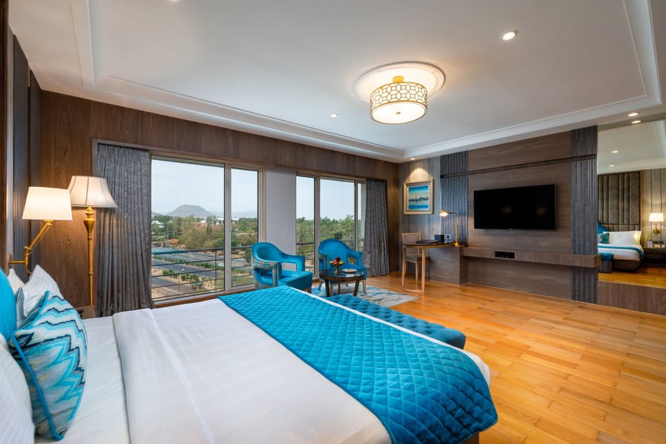 Express Suite (Spacious Room, Bath Tub) | Egyptian cotton sheets, premium bedding, down comforters