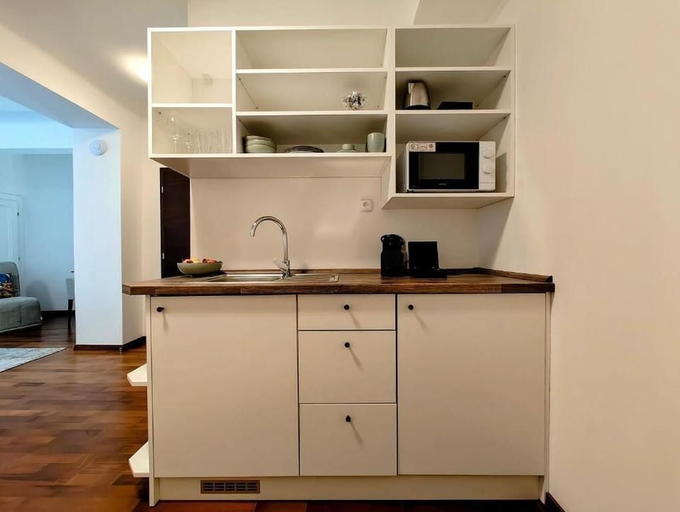 Studio, 1 Bedroom, Kitchen | Private kitchen | Fridge, electric kettle