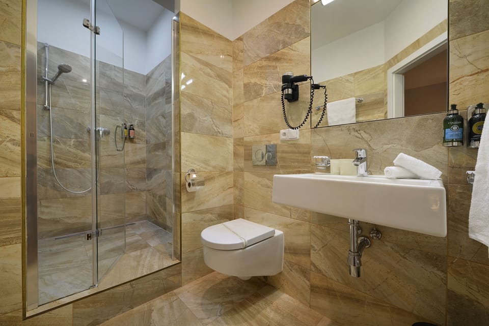 Comfort Triple Room, 1 Bedroom | Bathroom | Shower, designer toiletries, slippers, towels