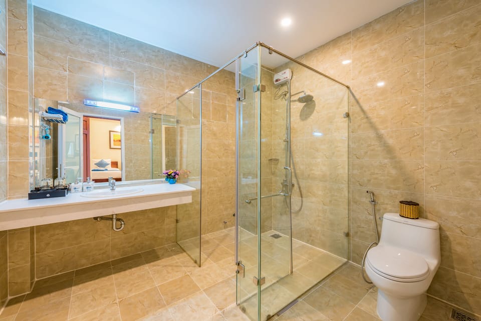Superior Triple Room | Bathroom | Shower, free toiletries, hair dryer, slippers