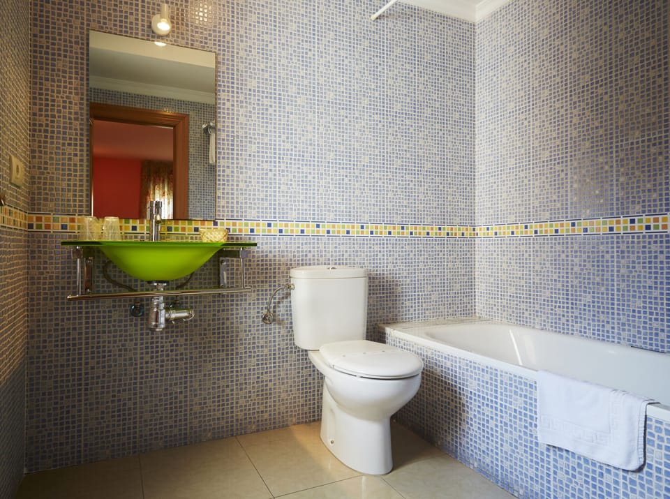 Twin Room, 1 Double or 2 Twin Beds | Bathroom | Bathtub, free toiletries, towels