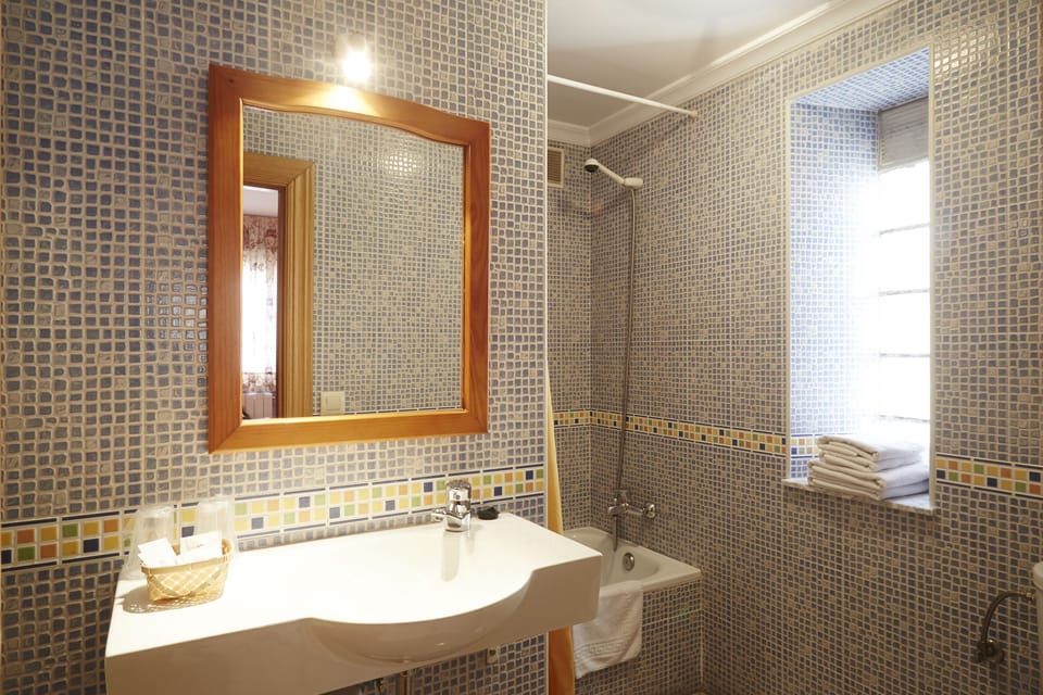 Double Room Single Use | Bathroom | Bathtub, free toiletries, towels