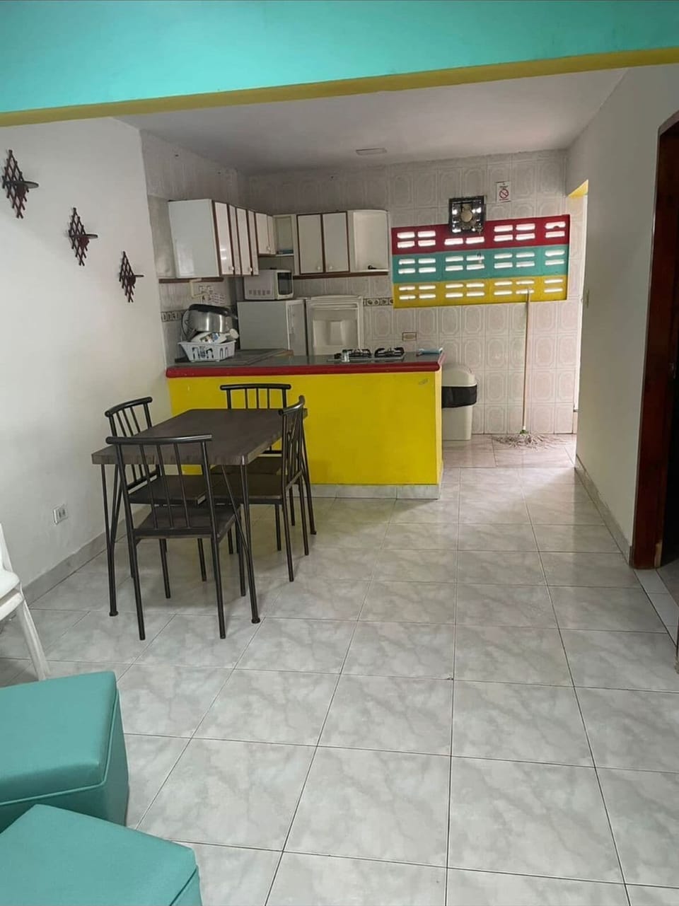 House | Living area | 32-inch flat-screen TV with cable channels, TV