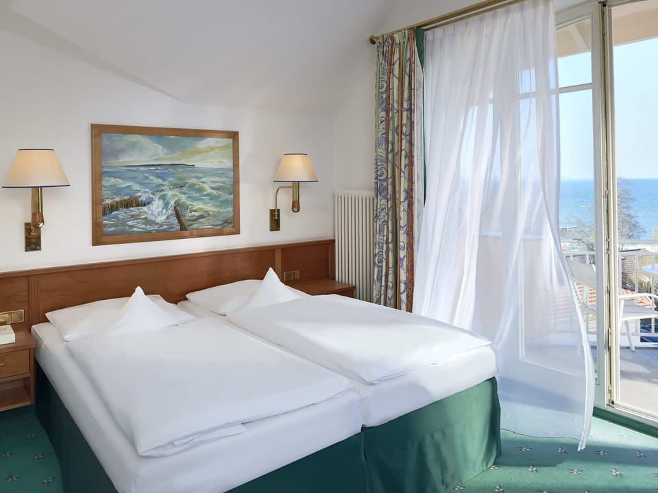 Hypo-allergenic bedding available, minibar, in-room safe