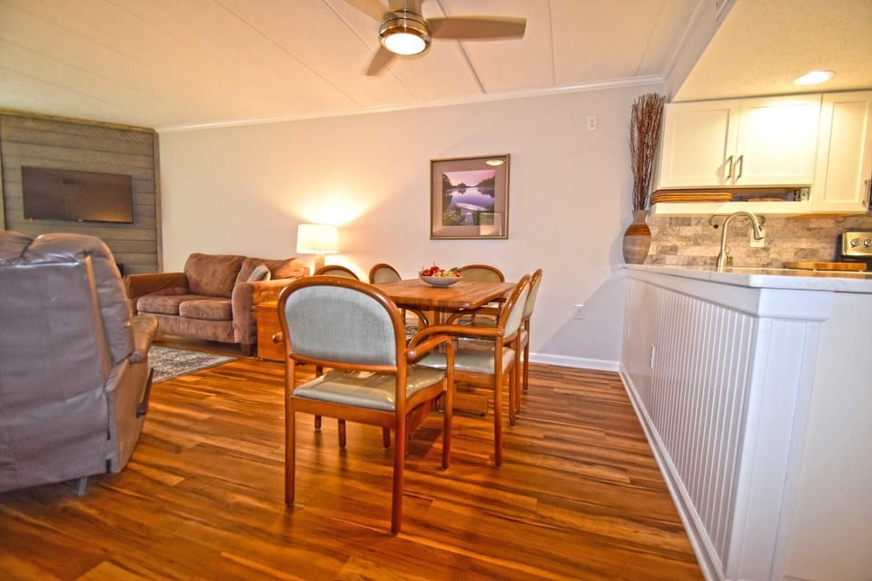 Condo, 2 Bedrooms | Dining