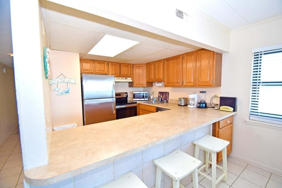 Condo, 3 Bedrooms | Private kitchen | Full-size fridge, microwave, oven, stovetop