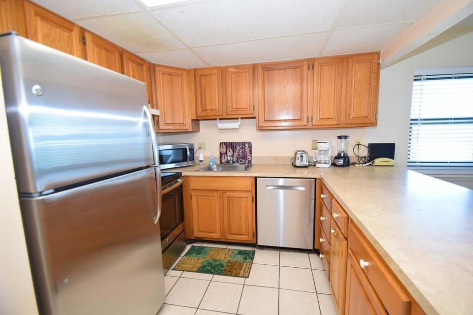 Condo, 3 Bedrooms | Private kitchen | Full-size fridge, microwave, oven, stovetop