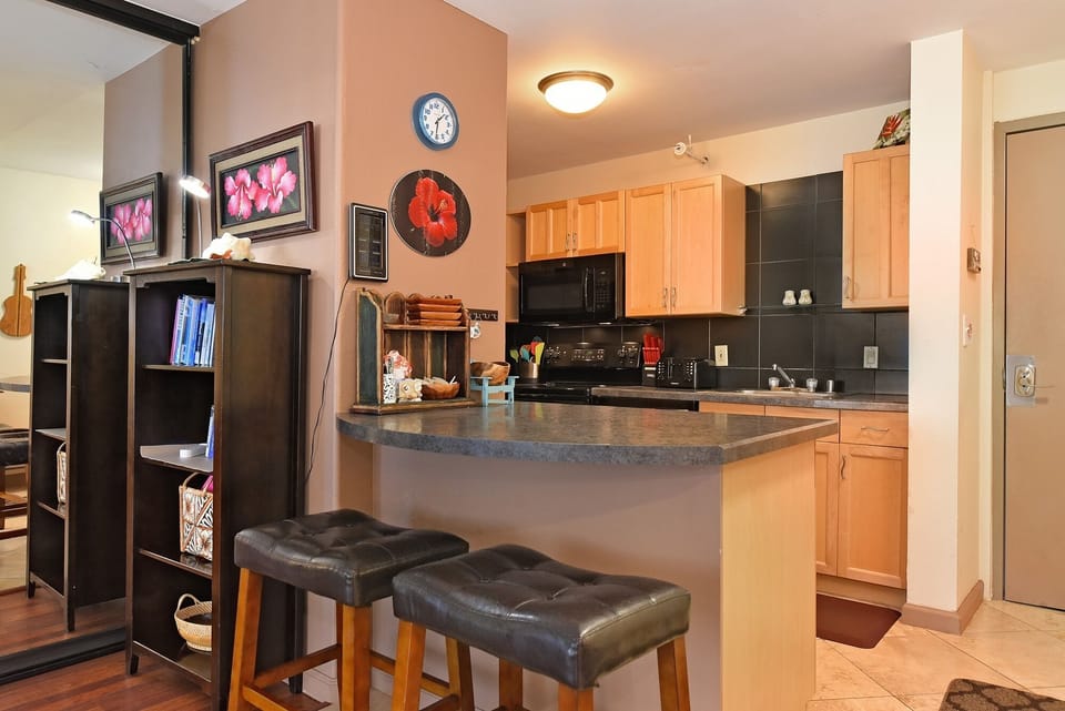 Condo, 1 Bedroom | Private kitchen | Coffee/tea maker, fridge, microwave, oven