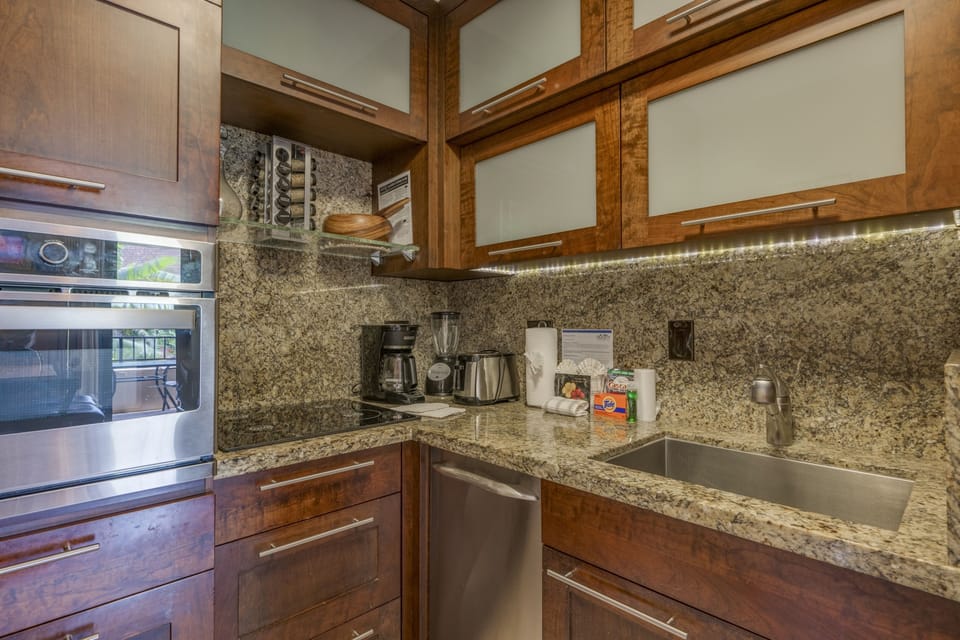 Condo, 1 Bedroom | Private kitchen | Fridge, microwave, coffee/tea maker, toaster