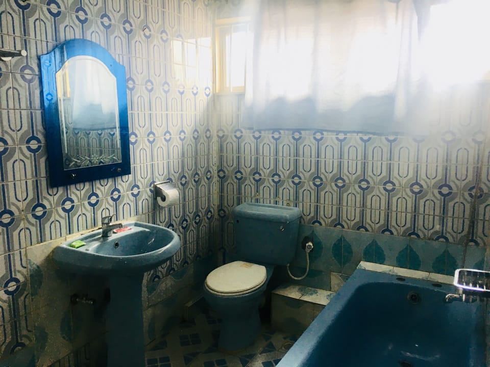 Silver Suite | Bathroom | Shower, rainfall showerhead, free toiletries, towels