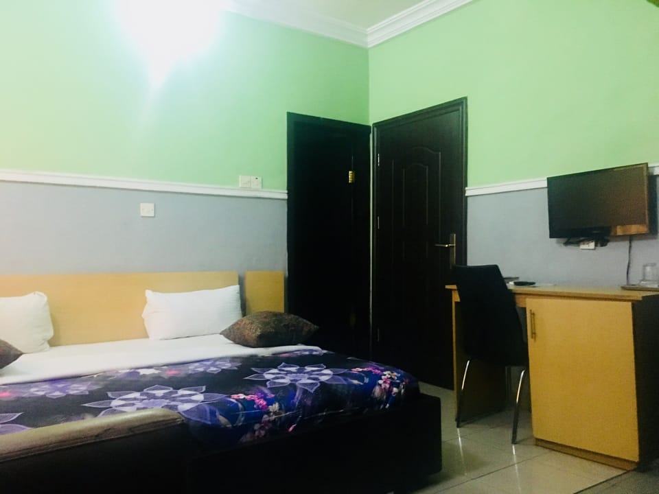 Silver Suite | Desk, laptop workspace, bed sheets