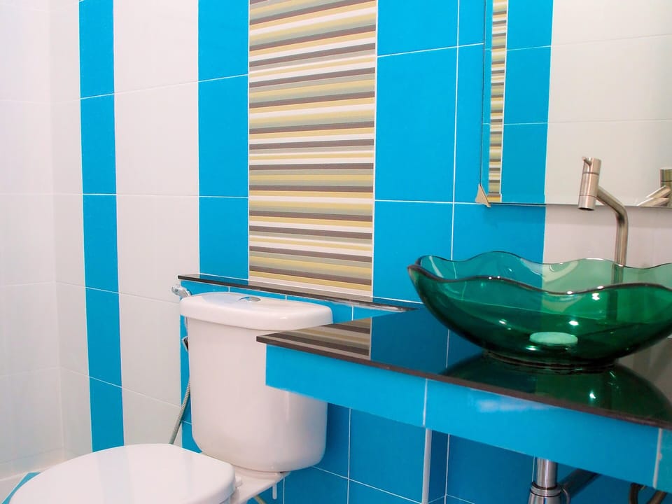 Shower, free toiletries, towels