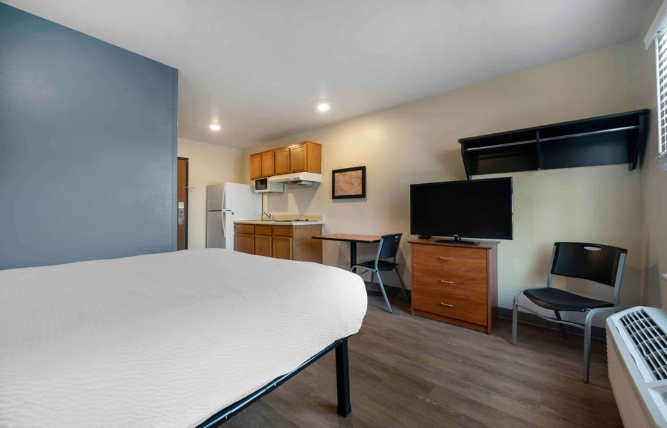 Desk, laptop workspace, iron/ironing board, free WiFi